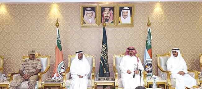 الشيخ محمد الخالد يتوسط الفريق الركن محمد الخضر والسفير ثامر الجابر ومساعد وزير الدفاع السعودي﻿