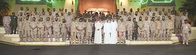 الشيخ محمد الخالد والفريق الركن محمد الخضر والسفير الشيخ ثامر الجابر ومساعد وزير الدفاع السعودي في صورة جماعية مع القوة الجوية الكويتية المشاركة في «إعادة الأمل»