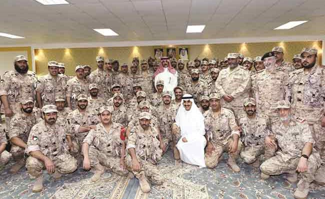 الشيخ محمد الخالد والشيخ ثامر الجابر يتوسطان المشاركين بالقوة البرية الكويتية﻿