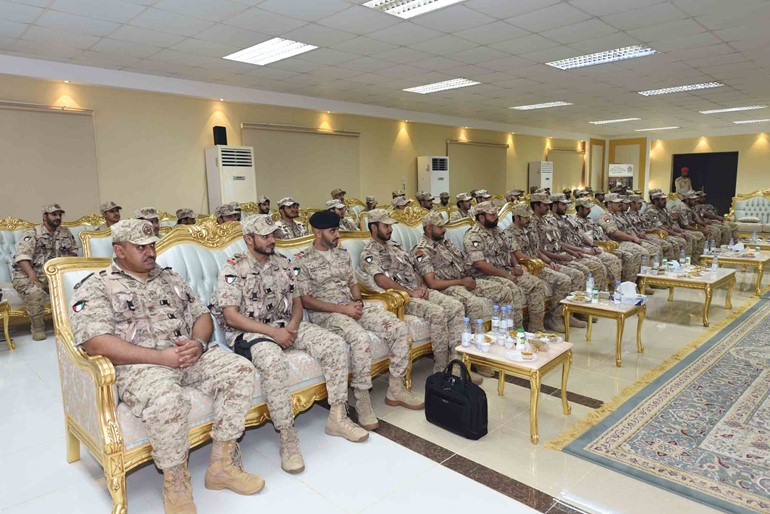 المشاركون من القوة البرية اثناء القاء كلمة وزير الدفاع