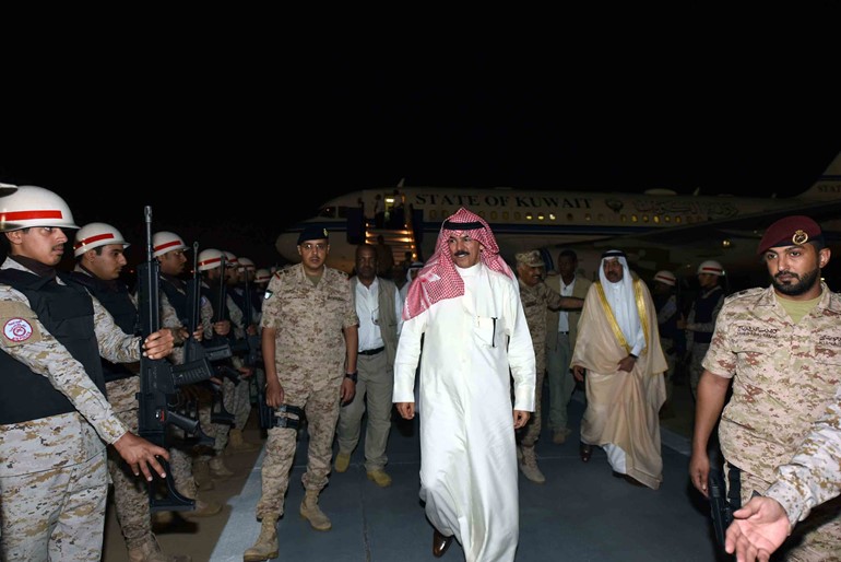 الشيخ محمد الخالد لحظة وصوله لتفقد القوات الكويتية