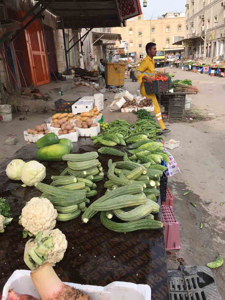 إتلاف حمولة 3 لوري من الخضروات والفواكه في "الفروانية"