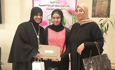 الطالبة روان محمد خلال تكريمها من قبل مديرة المدرسة سهام السهيل بحضور والدتها ﻿