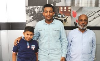 الطالب محمد عادل برفقة والده وشقيقه﻿