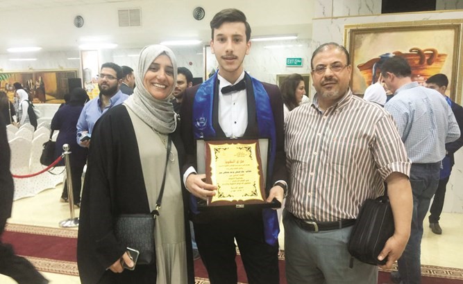الطالب فهد صبحي بين والديه﻿
