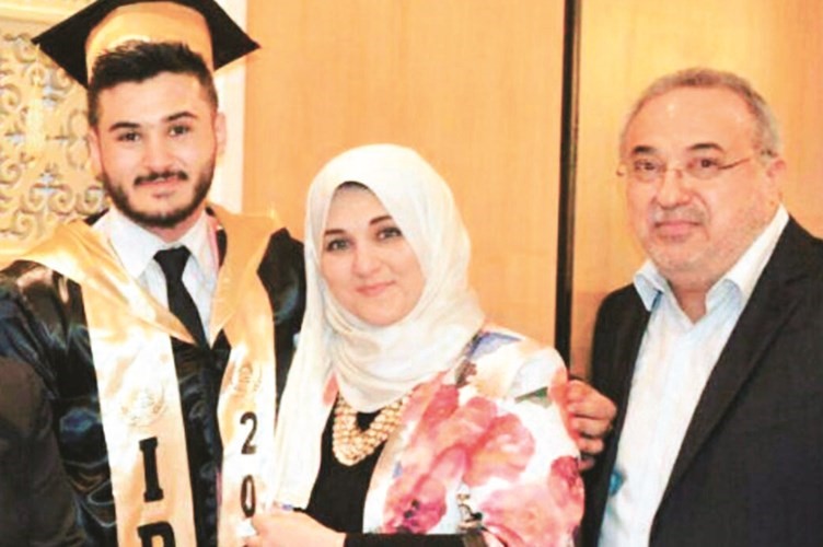 الطالب سلام حسنية مع والديه﻿