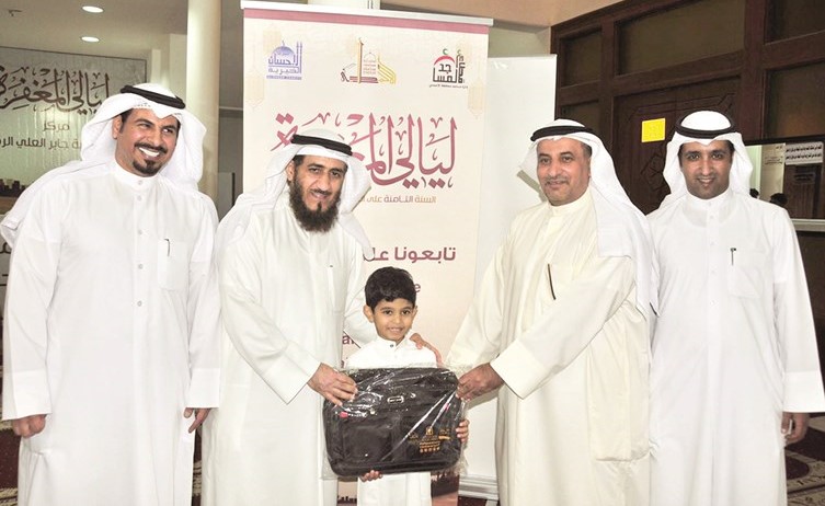 م.فريد عمادي وأحمد القراوي يكرمان أحد الأطفال ويبدو د.أحمد العتيبي وعيد الشمري ﻿