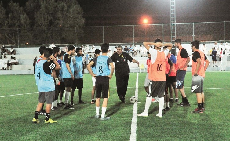 الحكم صالح مهدي يوجه اللاعبين قبل المباراة﻿