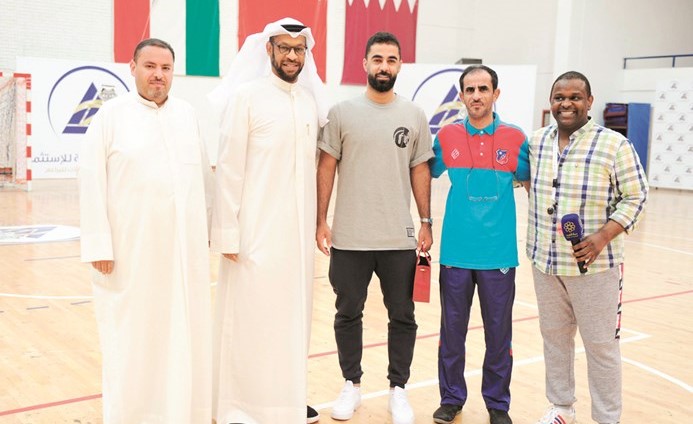 طلال الرشدان مع الشامي وحسين فاضل ورئيسي رابطة جماهير القادسية والكويت﻿