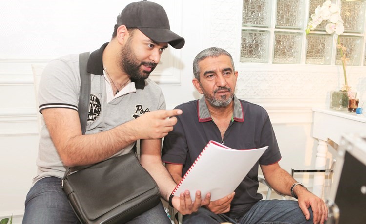المخرج البحريني أحمد المقلة والكاتب فهد العليوة خلال تصوير مسلسل اليوم الأسود ﻿
