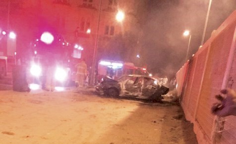  النيران التهمت المركبة خلف سور إحدى المدارس ﻿