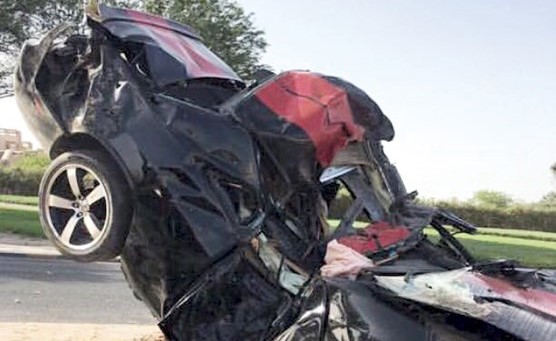 المركبة تحطمت تماما بعد اصطدامها بالنخلة ﻿