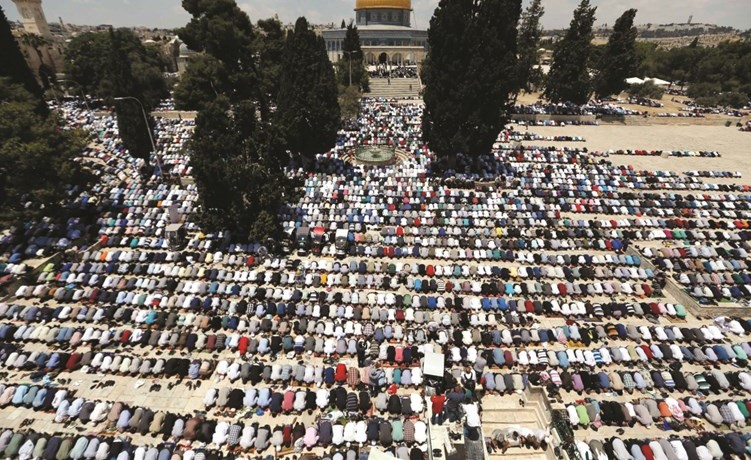 آلاف الفلسطينيين يؤدون الصلاة في القدس في أول جمعة من شهر رمضان المبارك	(ا.ف.پ)﻿