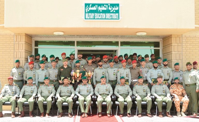 الفريق الركن م.هاشم الرفاعي متوسطا عددا من القادة والضباط خريجي الدورة﻿