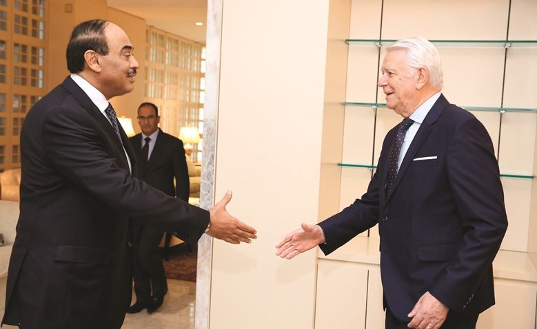 الشيخ صباح الخالد مصافحا وزير خارجية رومانيا ثيودور مليسكانو ﻿
