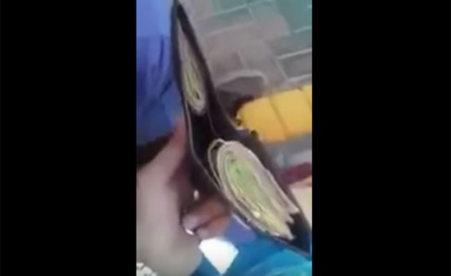 بالفيديو.. عامل نظافة في السعودية يجمع 140 ريالاً من التسول في ساعة واحدة.. ومواطن يُمازحه بترك عمله والتسول معه