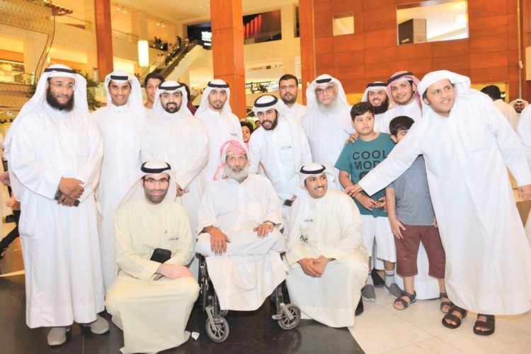 ﻿محمد الحصينان وعدد من المشاركين في الحملة مع أحد ذوي الاحتياجات الخاصة	(شانافاس قاسم)﻿
