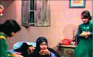 الراحلة تتوسط حفيداتها﻿