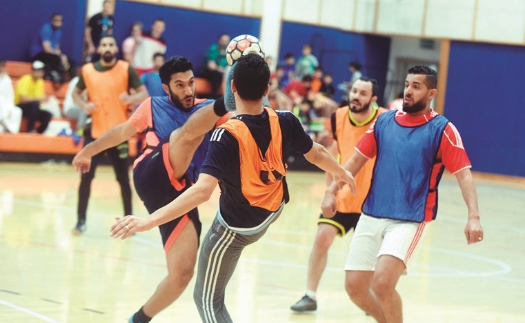 صراع بين لاعب الشاهد محمد كريم ولاعب الوسط عادل سعيد﻿