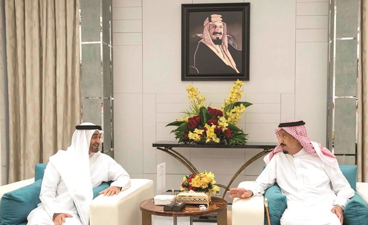 خادم الحرمين الشريفين الملك سلمان بن عبدالعزيز مستقبلا صاحب السمو الشيخ محمد بن زايد آل نهيان ولي عهد أبوظبي نائب القائد الأعلى للقوات المسلحة بدولة الإمارات العربية المتحدة في جدة امس الأول                                                                                                                                                    (وام) 