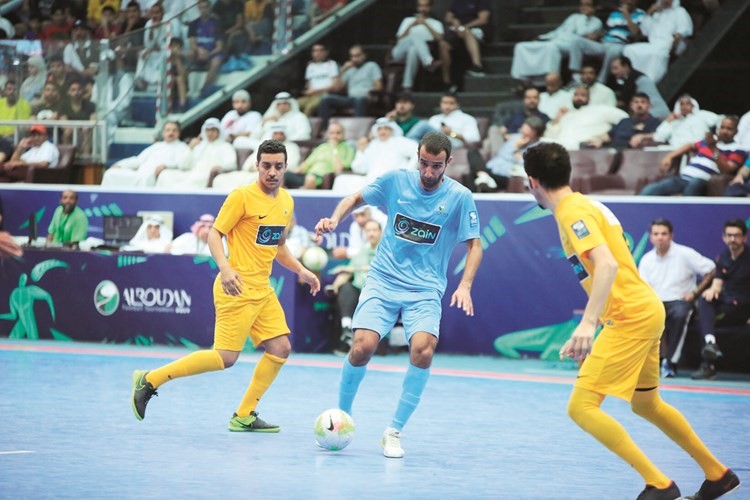 محاولة للتسديد من اللاعب حمد حيات ﻿