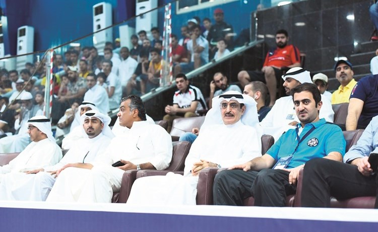 الأمين العام لمجلس الوزراء عبداللطيف الروضان يتابع المنافسات ﻿