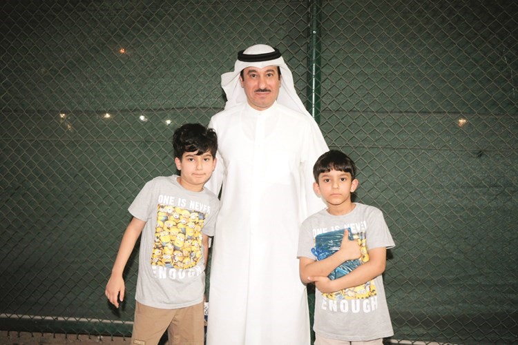 د.محمد الشحومي مع أبنائه	(محمد هاشم)﻿