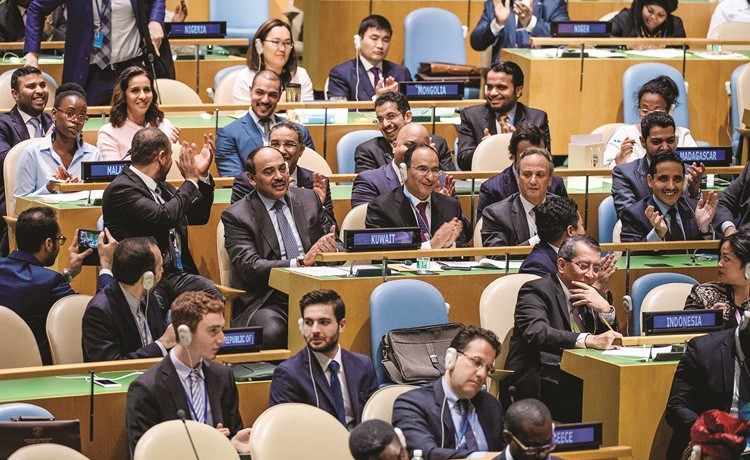 الشيخ صباح الخالد والوفد المرافق له عقب اعلان فوز الكويت بمقعد غير دائم في مجلس الأمن ﻿