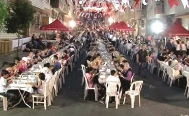سكان القرية يتناولون الإفطار معا﻿