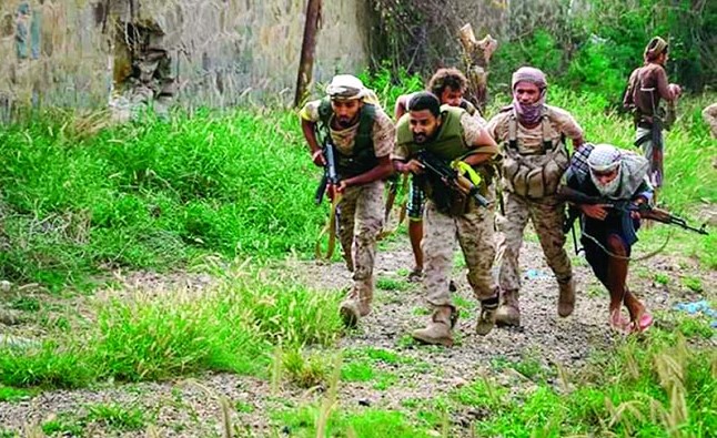 أفراد من المقاومة الشعبية والجيش الوطني أثناء معركة تحرير معسكر التشريفات أمس