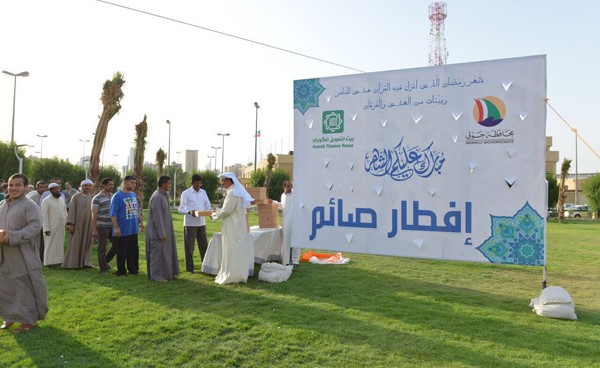 محافظة حولي وبيت التمويل يوزعان إفطار صائم في حديقة حولي