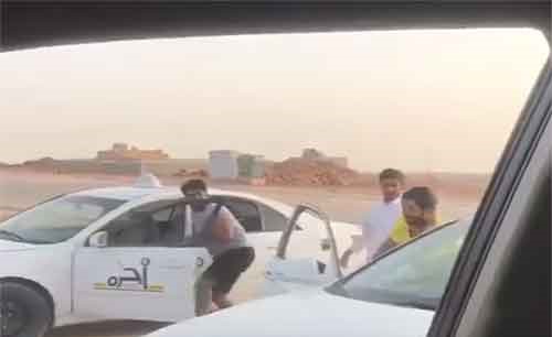بالفيديو..مواطن سعودي يوثق مضاربة بين شباب سعوديون وعندما توقف بسيارته كانت المفاجأة !