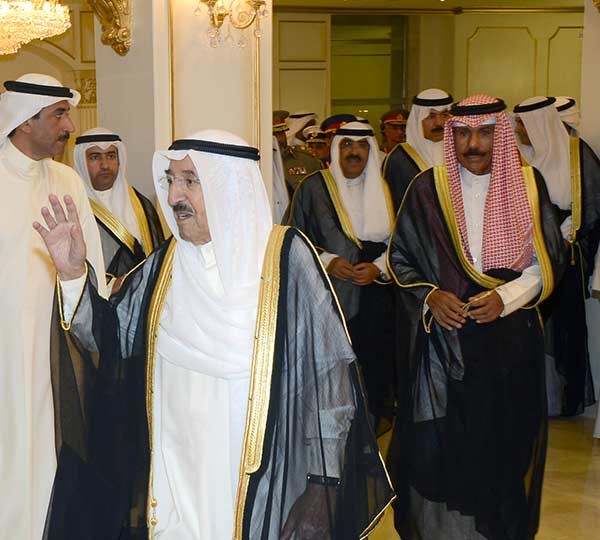 الأمير لـ «الجيش» و«الحرس الوطني»: التصدي بكل حزم لمن يريد المساس بأمن بلدنا