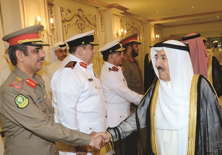 صاحب السمو مصافحا كبار الضباط ﻿