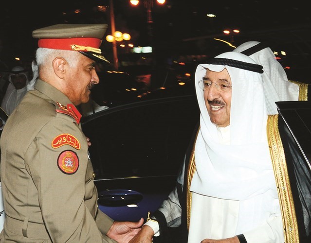 صاحب السمو الأمير مصافحا الفريق الركن محمد الخضر ﻿