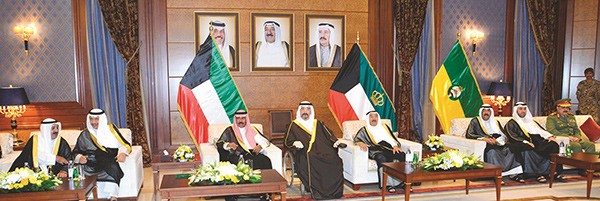  ﻿صاحب السمو الأمير الشيخ صباح الأحمد وسمو ولي العهد الشيخ نواف الأحمد وسمو الشيخ سالم العلي والشيخ مشعل الأحمد وسمو الشيخ جابر المبارك والشيخ ناصر صباح الأحمد والشيخ مبارك سالم العلي والفريق الركن م. هاشم الرفاعي ﻿