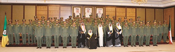  ﻿صاحب السمو الأمير الشيخ صباح الأحمد وسمو ولي العهد الشيخ نواف الأحمد وسمو الشيخ سالم العلي والشيخ مشعل الأحمد وسمو الشيخ جابر المبارك والفريق الركن م. هاشم الرفاعي وعدد من قادة الحرس الوطني ﻿