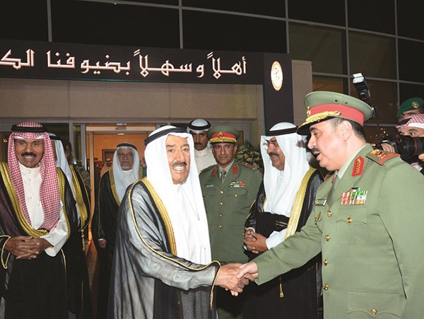  ﻿صاحب السمو مصافحا الفريق الركن م. هاشم الرفاعي ويبدو سمو ولي العهد الشيخ نواف الأحمد والشيخ مشعل الأحمد والشيخ علي الجراح﻿