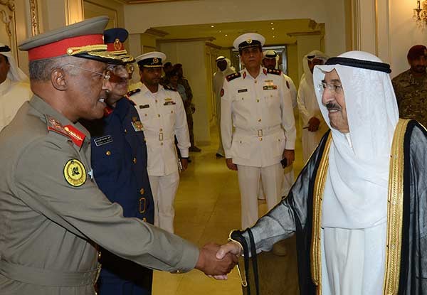 الأمير لـ «الجيش» و«الحرس الوطني»: التصدي بكل حزم لمن يريد المساس بأمن بلدنا