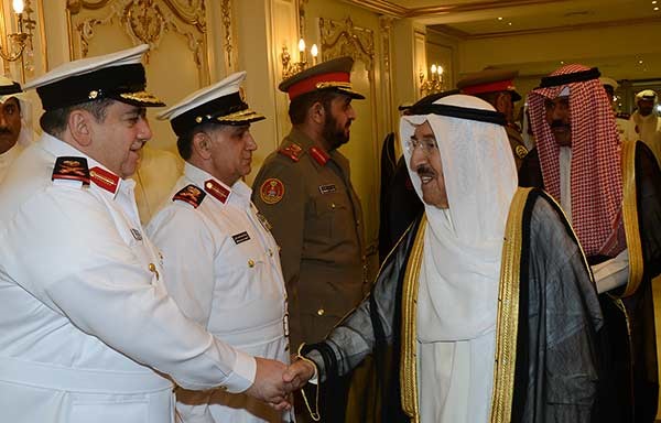 الأمير لـ «الجيش» و«الحرس الوطني»: التصدي بكل حزم لمن يريد المساس بأمن بلدنا