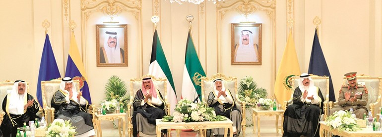 صاحب السمو الامير الشيخ صباح الاحمد وسمو ولي العهد الشيخ نواف الاحمد وسمو رئيس الوزراء الشيخ جابر المبارك والشيخ ناصر صباح الأحمد  والشيخ محمد الخالد والفريق الركن محمد الخضر ﻿