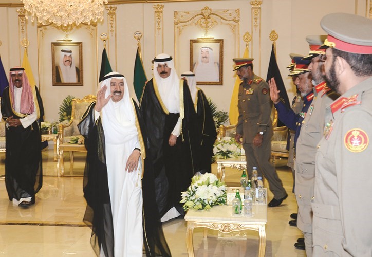 صاحب السمو الأمير يحيي الحضور في اللقاء ﻿