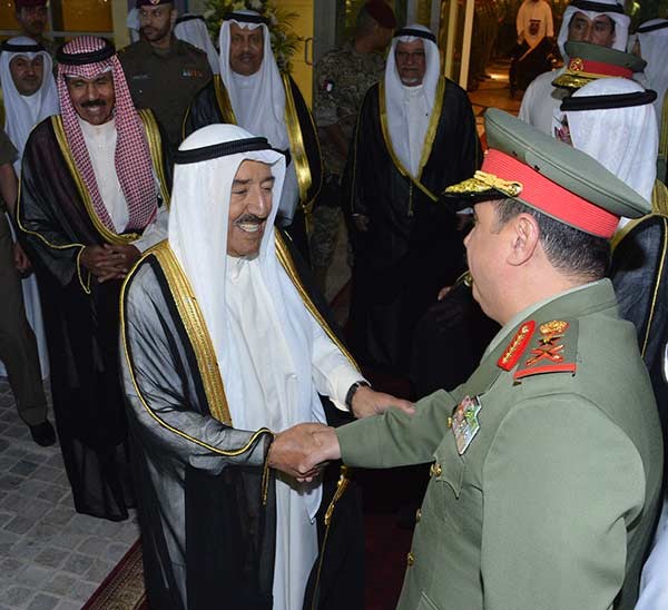 الأمير زار الرئاسة العامة للحرس الوطني لتهنئتهم بالشهر الفضيل