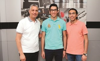  كريم محمد ضياء الدين مع والده وشقيقه	(فريال حماد)﻿