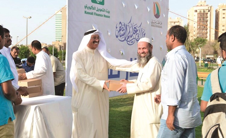 توزيع وجبات الإفطار على الصائمين﻿