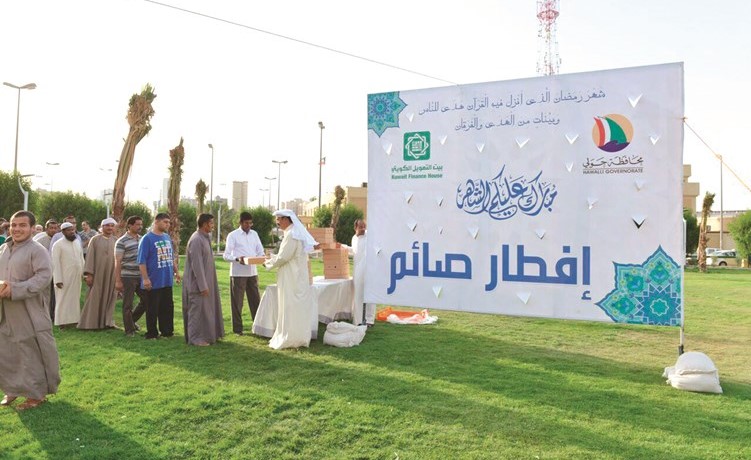 صائمون يتسلمون وجباتهم ﻿