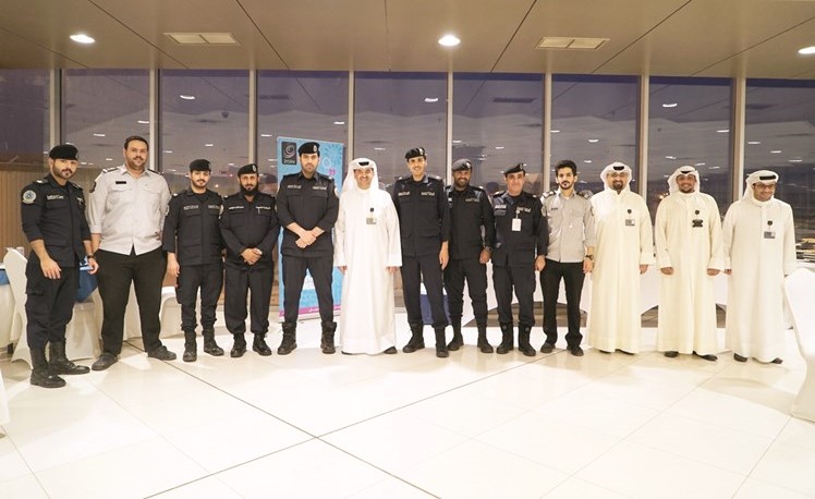 مسؤولو زين مع أفراد أمن المطار ﻿