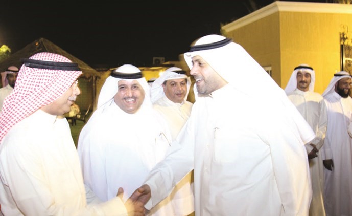 الجبري مصافحا عبدالمحسن ابا الخيل ﻿