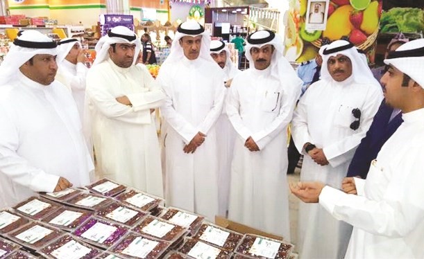 خالد الروضان والنائب الحميدي السبيعي خلال جولة في تعاونية الفحيحيل﻿