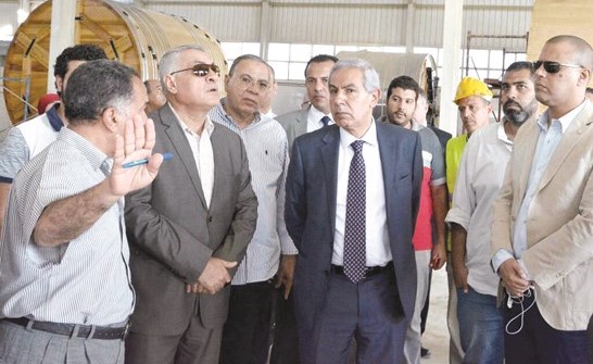 وزير التجارة خلال جولته بموقع مشروع مدينة الجلود بالروبيكي﻿